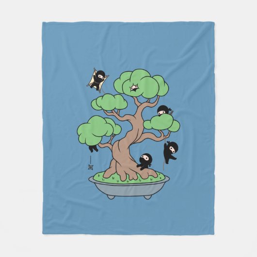 Tiny Ninjas in Bonsai Tree on Blue Fleecedecke (Vorderseite)