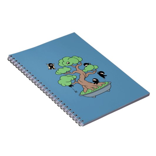 Tiny Ninjas in Bonsai Tree on Blue Notizblock (Rechte Seite)