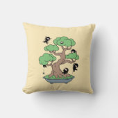 Tiny Ninjas in Bonsai Tree on Yellow Kissen (Vorderseite)