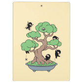 Tiny Ninjas in Bonsai Tree on Yellow Klemmbrett (Rückseite)