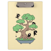 Tiny Ninjas in Bonsai Tree on Yellow Klemmbrett (Vorderseite)