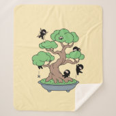 Tiny Ninjas in Bonsai Tree on Yellow Sherpadecke (Vorderseite)