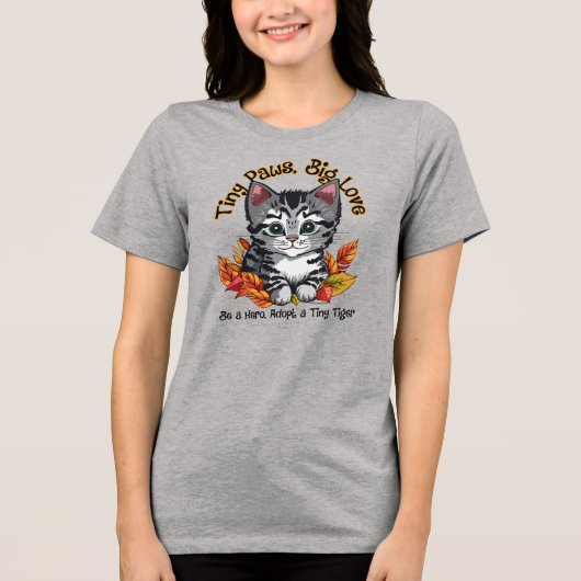 Tiny Paws, Big Liebe (Adoptier a Kitten) Tri-Blend Shirt (Vorderseite)