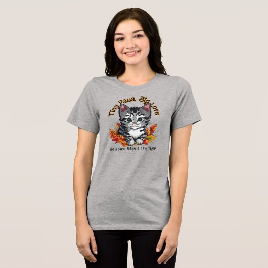 Tiny Paws, Big Liebe (Adoptier a Kitten) Tri-Blend Shirt (Vorderseite voll)