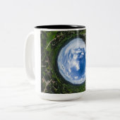 Tiny Planet Adventure - Große Kaffee-Tasse Zweifarbige Tasse (Vorderseite Links)