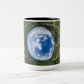 Tiny Planet Adventure - Große Kaffee-Tasse Zweifarbige Tasse (Mittel)