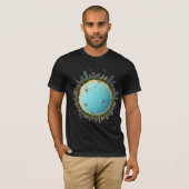Tiny Planet City Beach - Surreal Urban Globe Art T-Shirt (Vorne ganz)