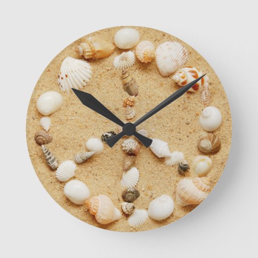 Tiny Seashell Peace Sign Wall Clock Runde Wanduhr (Vorderseite)