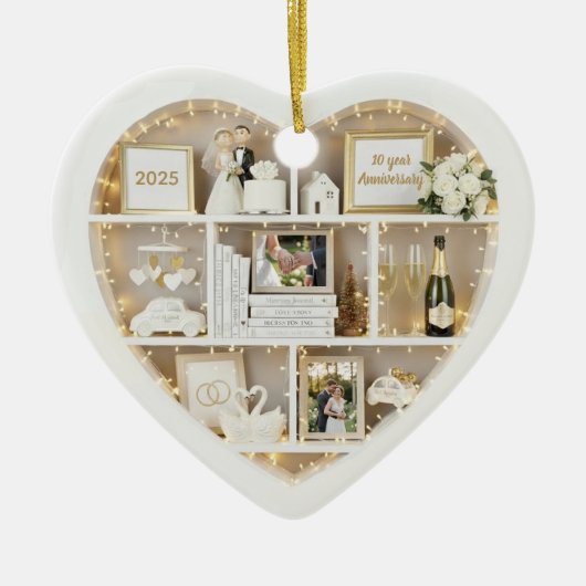Tiny Shelves Personalized Wedding Anniversary Keramik Ornament (Vorne)
