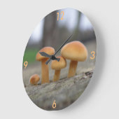 Tiny Toadstools Macro Wall Clock Große Wanduhr (Winkel)