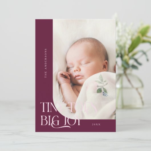 Tiny Toes Big Joy Cranberry Foto Birth Ankündigung (Stehend Vorderseite)