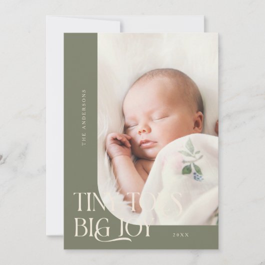 Tiny Toes Big Joy Sage Green Foto Birth Ankündigung (Vorderseite)