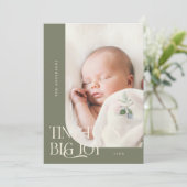 Tiny Toes Big Joy Sage Green Foto Birth Ankündigung (Stehend Vorderseite)