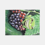 Tiny Tree Frog auf einer BlackBerry-Malerei Fleecedecke (Vorderseite (Horizontal))