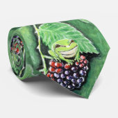 Tiny Tree Frog auf einer BlackBerry-Malerei Krawatte (Gerollt)