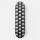 Tiny White Cartoon Skulls auf schwarz Skateboard (Vorderseite)