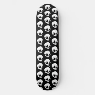 Tiny White Cartoon Skulls auf schwarz Skateboard