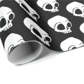 Tiny White Cartoon Skulls Muster auf schwarz Geschenkpapier (Rolleneckpunkt)