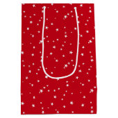 Tiny White Stars on Red Christmas Mittlere Geschenktüte (Rückseite)