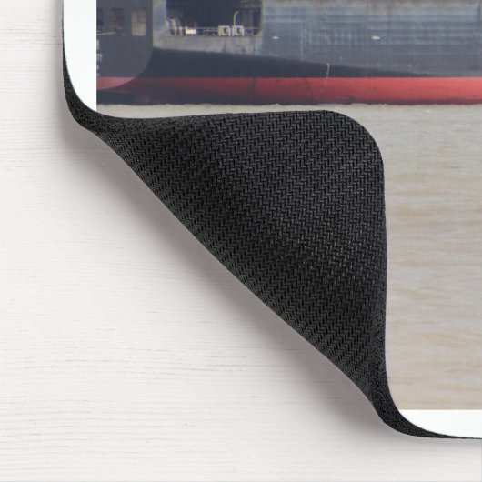 Tiny Yacht und riesige Containerschiffe Mousepad (Ecke)