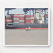 Tiny Yacht und riesige Containerschiffe Mousepad (Vorne)