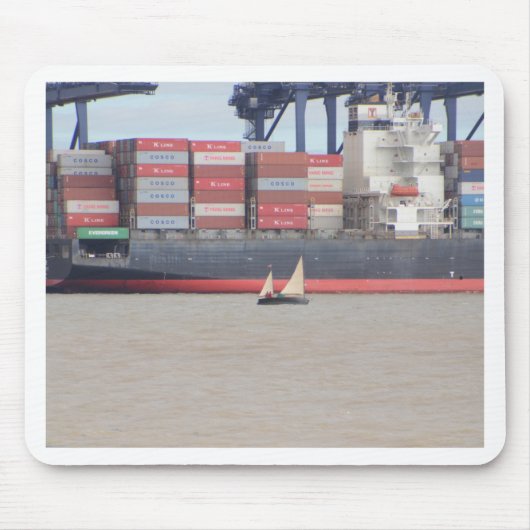 Tiny Yacht und riesige Containerschiffe Mousepad (Vorne)