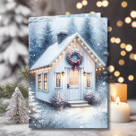 Tiny Zuhause in Winter Woods Weihnachten<br><div class="desc">Personalisierte Weihnachtskarte. Hübsche,  weiße,  winzige Zuhause,  in Weihnachtsbeleuchtung dekoriert,  ein Kranz und umgeben von einem zauberhaften Wald verzaubert Winterwunderland. Blau-weiße Schneeflocke.</div>