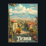 Tirana Vintag Postkarte<br><div class="desc">Eine lebendige und farbenprächtige Darstellung von Tirana, der Hauptstadt Albaniens, die eine Mischung aus historischer und moderner Architektur zeigt. Das Design besticht durch bemerkenswerte Sehenswürdigkeiten, belebte Straßen und lebhafte Stadtteile, die alle in nostalgischem Retro-Stil illustriert sind. Dieses Kunstwerk spiegelt den dynamischen Geist und den einzigartigen Charme Tiranas wider und lädt...</div>