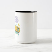 Tired But Inspired – Playful Motivational Zweifarbige Tasse (Mittel)