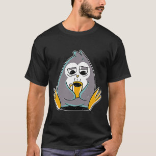Tired Penguin mit Niedlichem Pinguin Drink Coffe T-Shirt