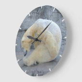 Tired Polar Bear Große Wanduhr (Winkel)