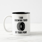 Tired Puns Zweifarbige Tasse (Links)