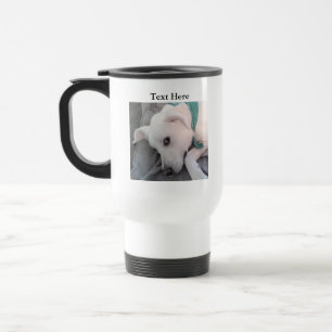 Tired St Patricks Day Hund mit Green Travel Mug Reisebecher