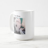 Tired St Patricks Day Hund mit Grün Kaffeetasse (Vorderseite Links)