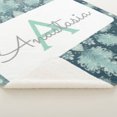 Tirrinia Snowflake Muster mit Monogramm und Name Sherpadecke (3/4)