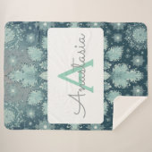Tirrinia Snowflake Muster mit Monogramm und Name Sherpadecke (Vorderseite (Horizontal))
