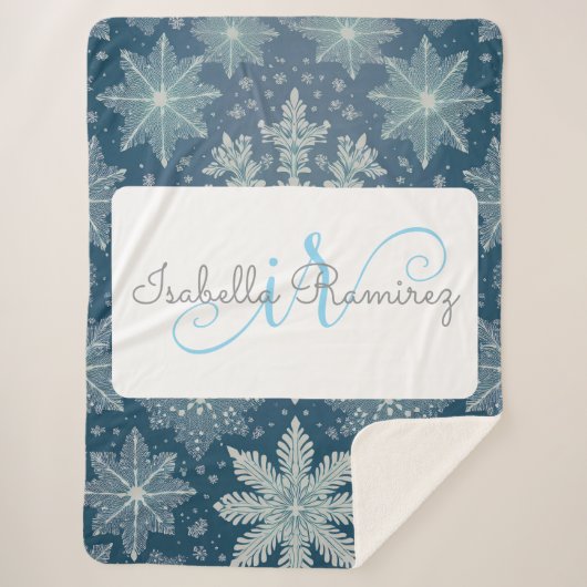 Tirrinia Snowflake Muster mit Monogramm und Name Sherpadecke (Vorderseite)