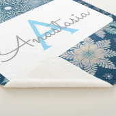 Tirrinia Snowflake Muster mit Monogramm und Name Sherpadecke (3/4)