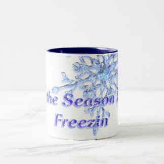 "Tis die Jahreszeit, zum Freezin Winter-Jahreszeit Zweifarbige Tasse
