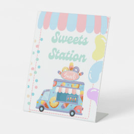 Tisch-Dessert-Station-Schild auf einem Sockel Sockelschild
