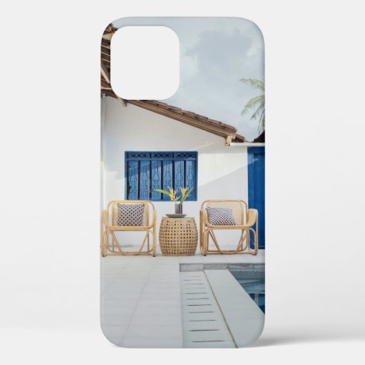 Tisch und zwei Stühle in der Nähe des Pools Case-Mate iPhone Hülle (Rückseite)