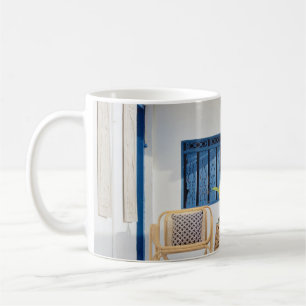 Tisch und zwei Stühle in der Nähe des Pools Kaffeetasse