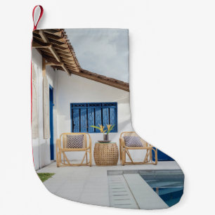 Tisch und zwei Stühle in der Nähe des Pools Kleiner Weihnachtsstrumpf