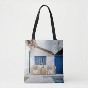 Tisch und zwei Stühle in der Nähe des Pools Tasche