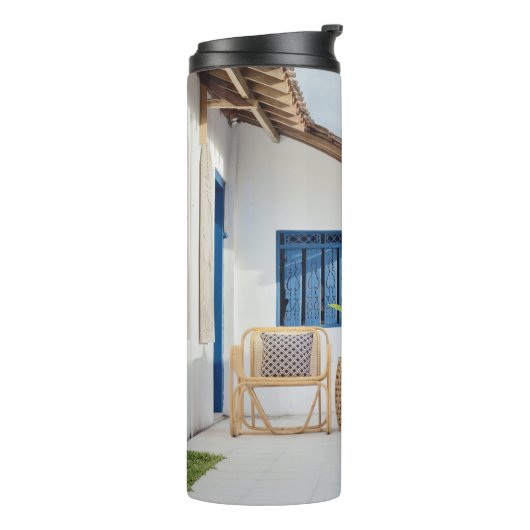 Tisch und zwei Stühle in der Nähe des Pools Thermosbecher (Nach links gedreht)