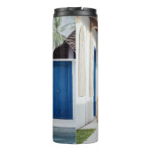 Tisch und zwei Stühle in der Nähe des Pools Thermosbecher (Rückseite)