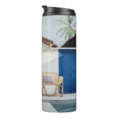 Tisch und zwei Stühle in der Nähe des Pools Thermosbecher (Nach rechts gedreht)