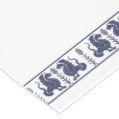 Tischdecke mit dunkelblauen Drachen (Schrägansicht)