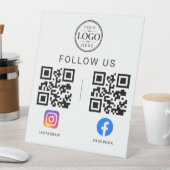 Tischdisplay für Social Media QR Code Sockelschild (In Situ)