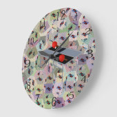 Tische mit Tischtennisplatte, große Wand, Uhr (Winkel)